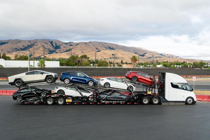 Een vrachtwagen vol met nieuwe Tesla's.