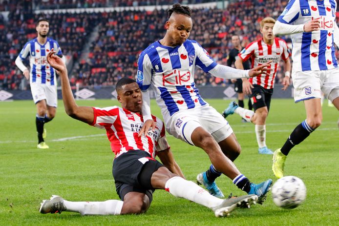 De kersverse aanvoerder Denzel Dumfries kleunt erin tegen SC Heerenveen.