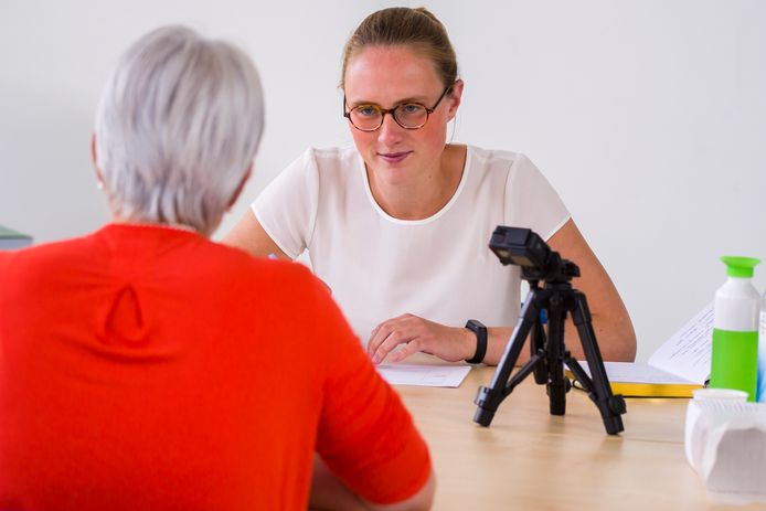 Onderzoekster Maud Schreijer van de Universiteit Twente laat Annemarie de coronameldapp testen.