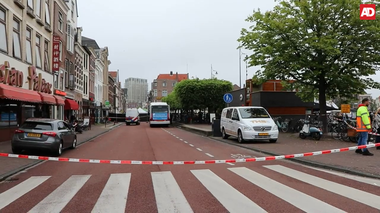 De Steenstraat in Leiden werd na het tragische ongeval afgezet door de politie.
