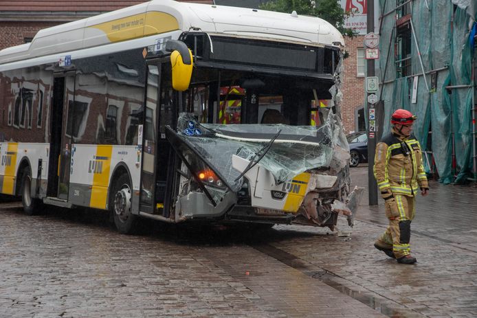 De bus van De Lijn raakte zwaar beschadigd bij het ongeval op de Dorpsstraat.