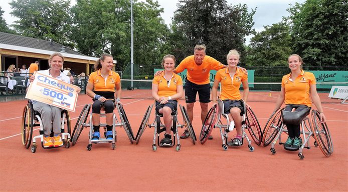 Paralympisch tennisster Diede de Groot (tweede van rechts) en Esther Vergeer (chef de mission, uiterst links) op de tennisbaan. Beiden zijn nu in Tokio. De Groot bracht op YouTube een ode aan Vergeer.