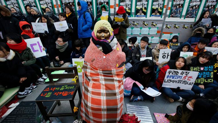Zuid-Koreaanse demonstranten verzamelen zich tijdens een wekelijkse demonstratie tegen de Japanse regering bij een standbeeld van een 