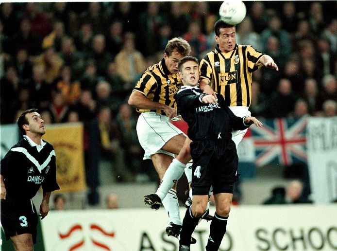 Arco Jochemsen (links) en Nikos Machlas namens Vitesse in duel met een andere Franse tegenstander, in 1998.