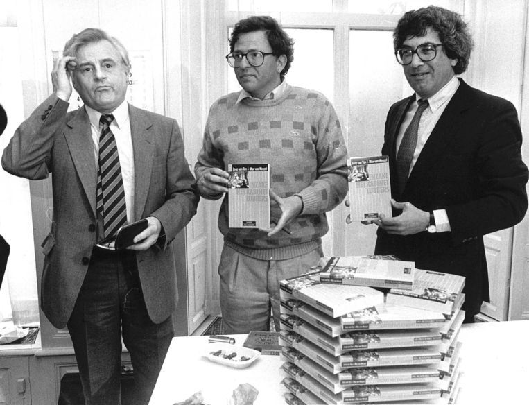 Rinus Ferdinandusse in 1986 (links) tijdens de boekpresentatie van ‘Inzake het kabinet Lubbers’ geschreven door Max van Wezel en Joop van Tijn, ook op de foto.  Beeld ANP