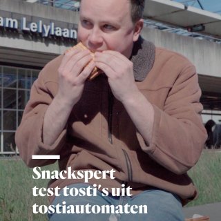 Snackspert tests vending machine toasties at Lelylaan station: ‘Let me do a cheese pull’