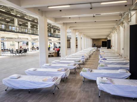 Een kale fabriekshal, een brits en drie maaltijden per dag is wat vluchtelingen in Hengelo geboden wordt