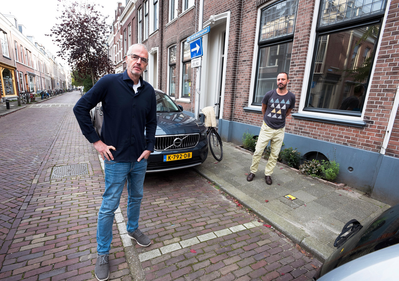 Lambert Wolterbeek Muller (voorgrond) en Gerard Prins in de Monseigneur Van de Weteringstraat op de plek waar een ondergrondse afvalcontainer moet komen.