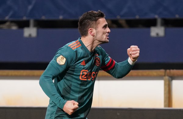 Ajax boekt belangrijke zege in Heerenveen, komt gelijk met AZ