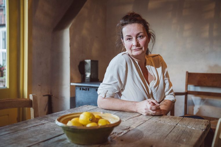 Katja Matthyns is eigenaar van horecazaak Starfish & Coffee in Antwerpen. ‘Ik heb mezelf al ontelbare keren opnieuw uitgevonden, en heb mezelf altijd als een erg veerkrachtige mens beschouwd. Maar het huidige klimaat waarin ik moet werken is gewoon te demotiverend.’ Beeld © Stefaan Temmerman