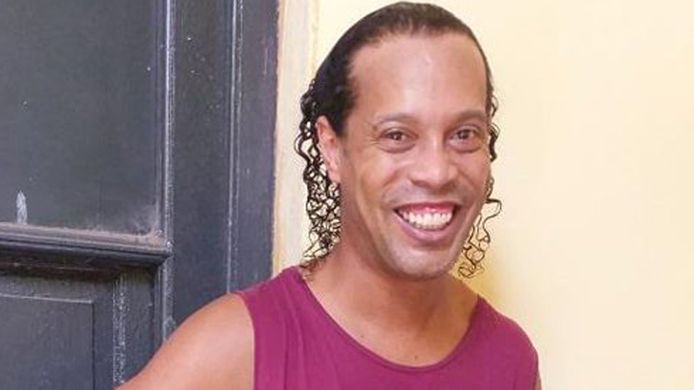 Gevangenisfoto van een lachende Ronaldinho.