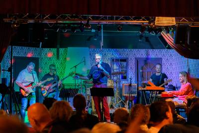 Alles en iedereen geniet: dansen, swingen en drinken bij de jaren zeventig hardrock van Octopus