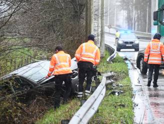 Koppel op leeftijd uit Ingelmunster belandt met auto in gracht na ongeval vlakbij kruispunt in Pittem