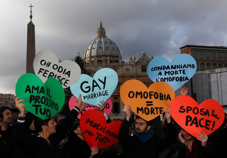 Homo-activisten protesteren bij het Vaticaan.  Beeld REUTERS