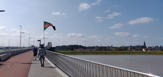 Een 'Vierdaagsewandelaar' over de Waalbrug bij Nijmegen.