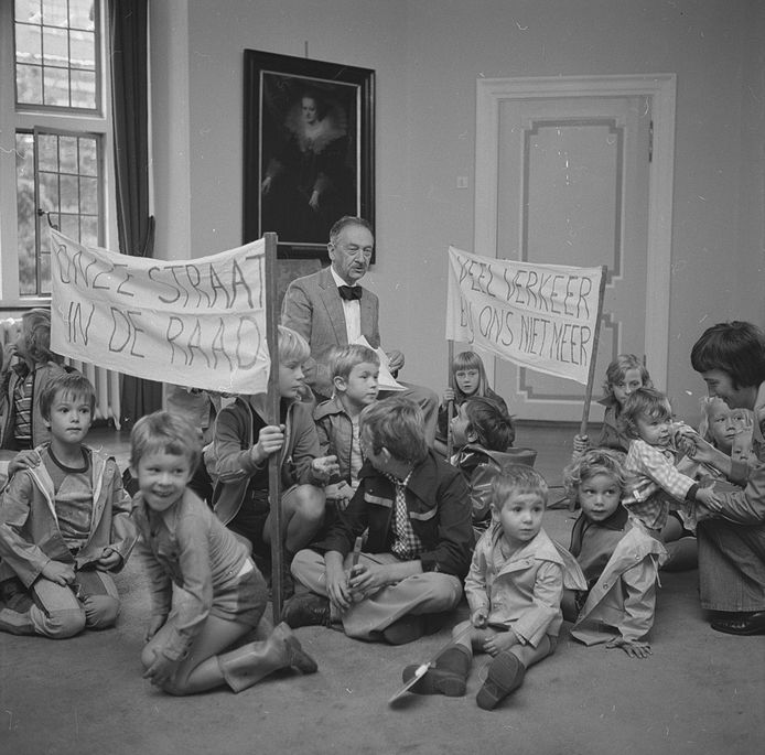 Protest van kinderen op het Helmondse gemeentehuis.
