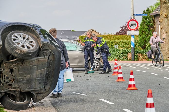 Twee auto's botsten vrijdagmiddag tegen elkaar aan de Ulicotenseweg in Chaam.