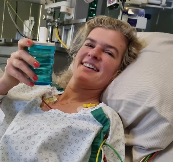 Kathleen Nuyts herstelt in het Herentalse ziekenhuis na haar val met haar paard
