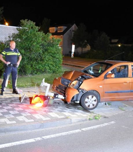 Vrouw rijdt verkeerslicht in Vlissingen omver, maar blijft zelf ongedeerd