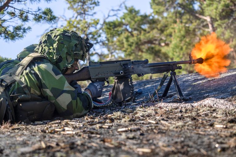 Een Zweedse militair neemt deel aan een NAVO-oefening. Beeld Getty Images