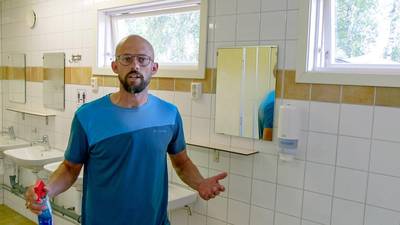 Zoveel toiletten kuist Staf in één seizoen Camp Grinsby