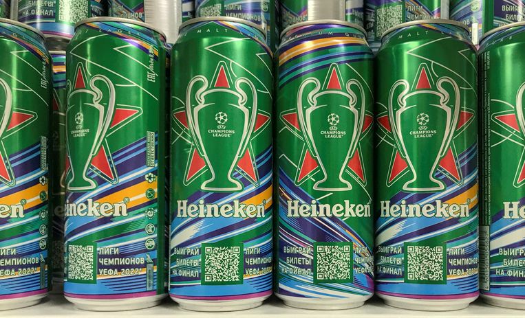 Blikjes Heineken bier  in Moskou, Rusland   Beeld Reuters