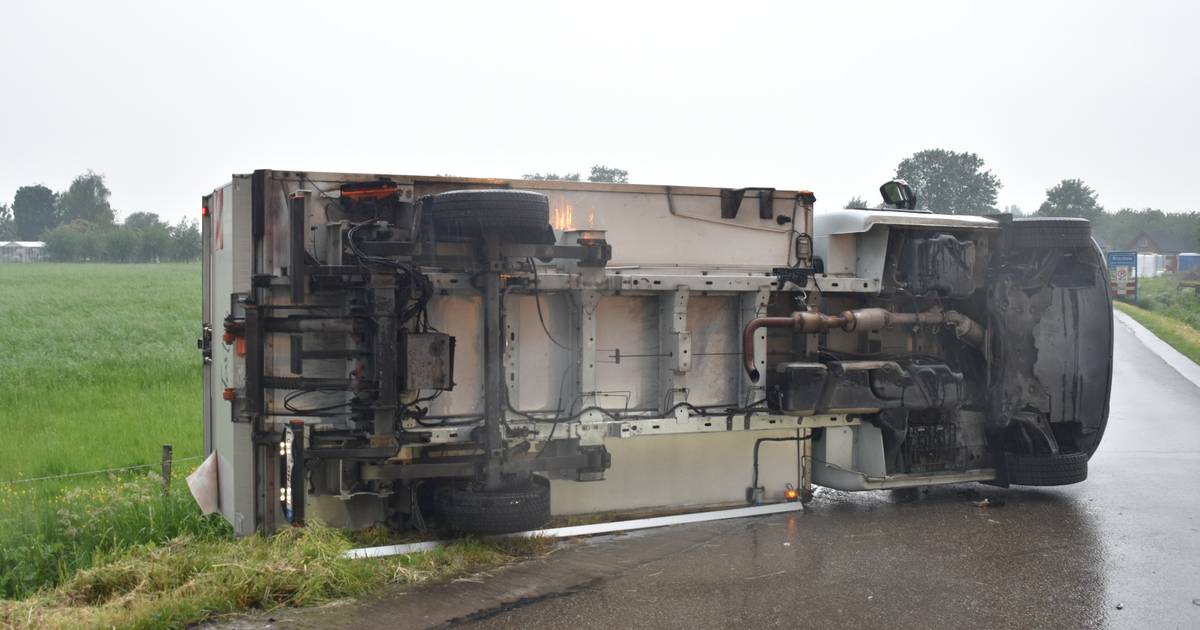 Bakwagen gekanteld door botsing, bestuurder gewond naar het ziekenhuis.