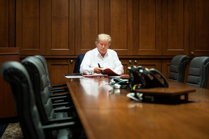 Een foto van een werkende Donald Trump in het ziekenhuis. "In scène gezet", aldus Lander Foquet.