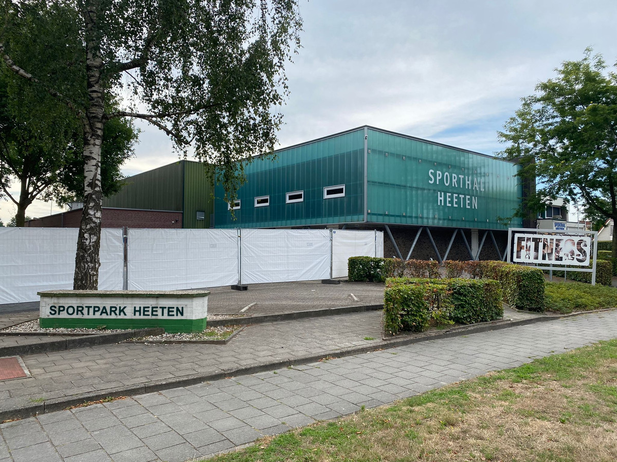 De sporthal in Heeten is middels drankhekken afgesloten. De vluchtelingen verblijven in de hal en het omliggende terrein.