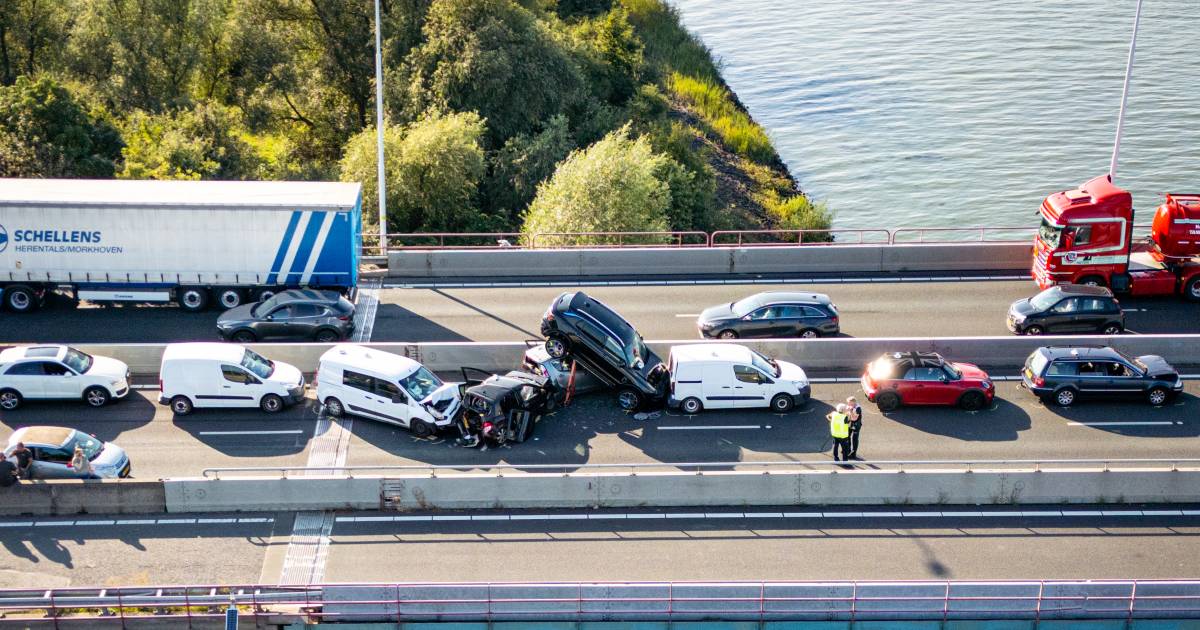 Gewonden na kettingbotsing op Haringvlietbrug, veroorzaker zou zijn doorgereden.