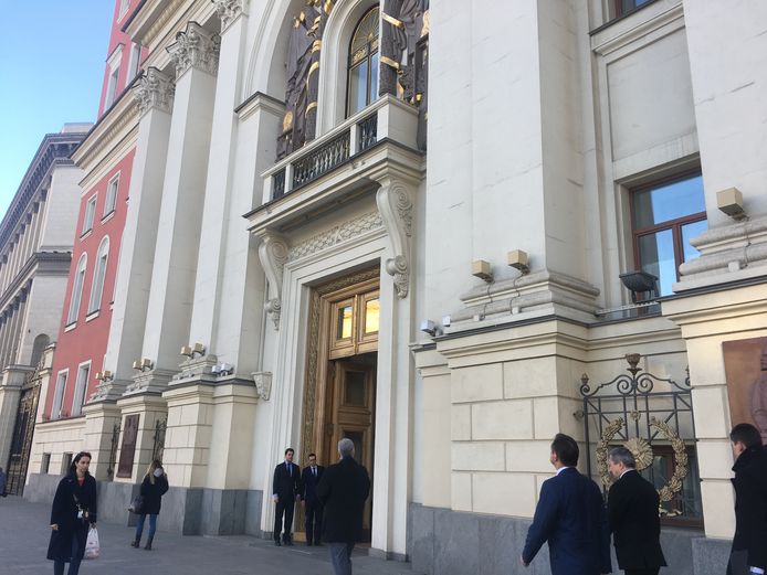 De Wever bezoekt het stadhuis van Moskou