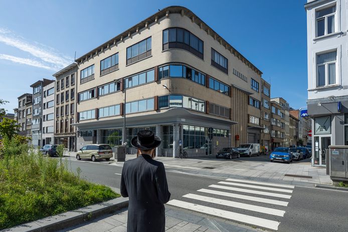 De goud- en zilverraffinaderij Value Trading - voorheen 'Tony Goetz' - op de hoek van de Simonsstraat en de Jacob Jacobsstraat. Een aantal mensen uit de Joodse gemeenschap legt een verband tussen de vele kankers in de buurt en de activiteit van het bedrijf en diende heel wat bezwaren in tegen een hernieuwing van de omgevingsvergunning.