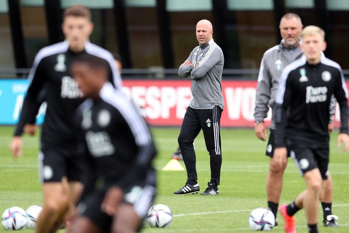 Arne Slot kijkt toe op de Feyenoord-training.