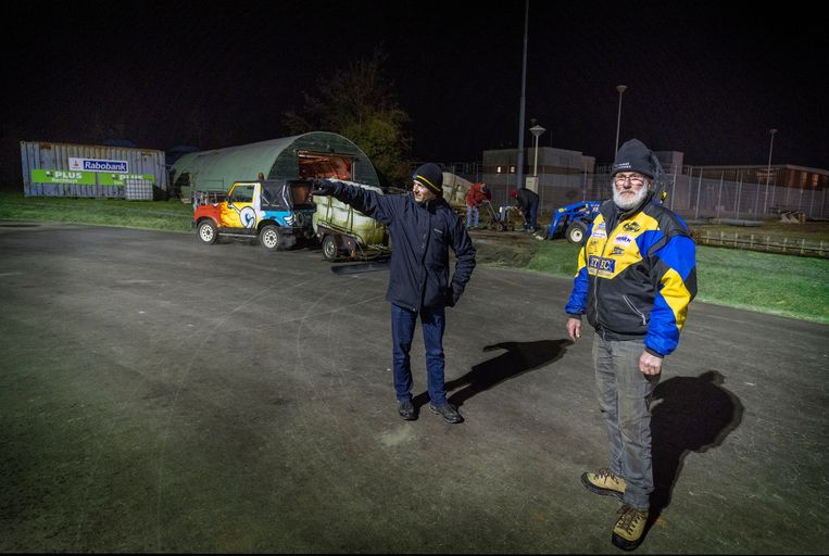IJsmeester Bas Looren de Jong (r) en vrijwilliger Arjan de Jong (l) en bekijken de baan en gaan mogelijk deze avond nog aan de slag.  Beeld Werry Crone
