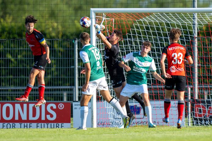 Helmond Sport Legt Middenvelder Vankerkhoven En Doelman Mantel Langer