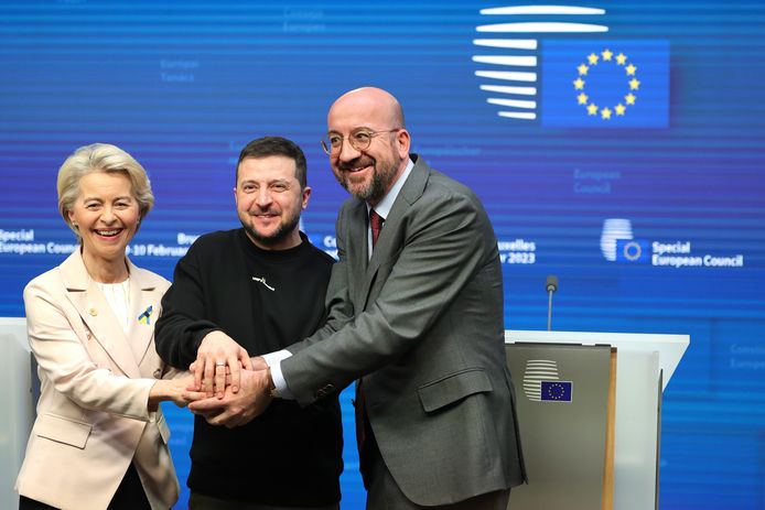 Archiefbeeld. De voorzitter van de Europese Commissie Ursula von der Leyen en Charles Michel, voorzitter van de Europese raad samen met de Oekraïense president Volodymyr Zelensky tijdens de Europese top in Brussel in februari.