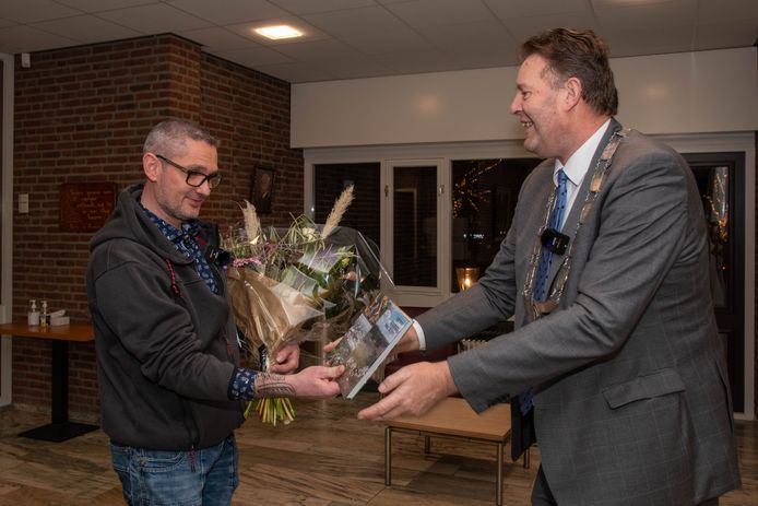 Burgemeester Breunis van de Weerd van Nunspeet is trots op zijn inwoner Henry Temmermans en nodigde hem maandagavond uit voor een blijk van waardering.