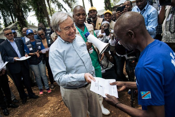 Guterres ontmoet een man die het slachtoffer werd van de ebola-epidemie.