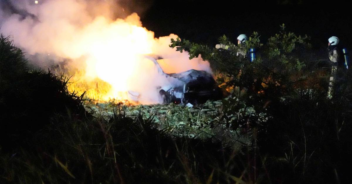 Auto vliegt in brand na aanrijding op A37 bij Hollandscheveld: twee personen gewond