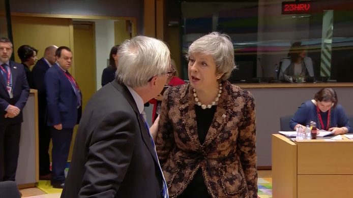 Juncker in gesprek met May.