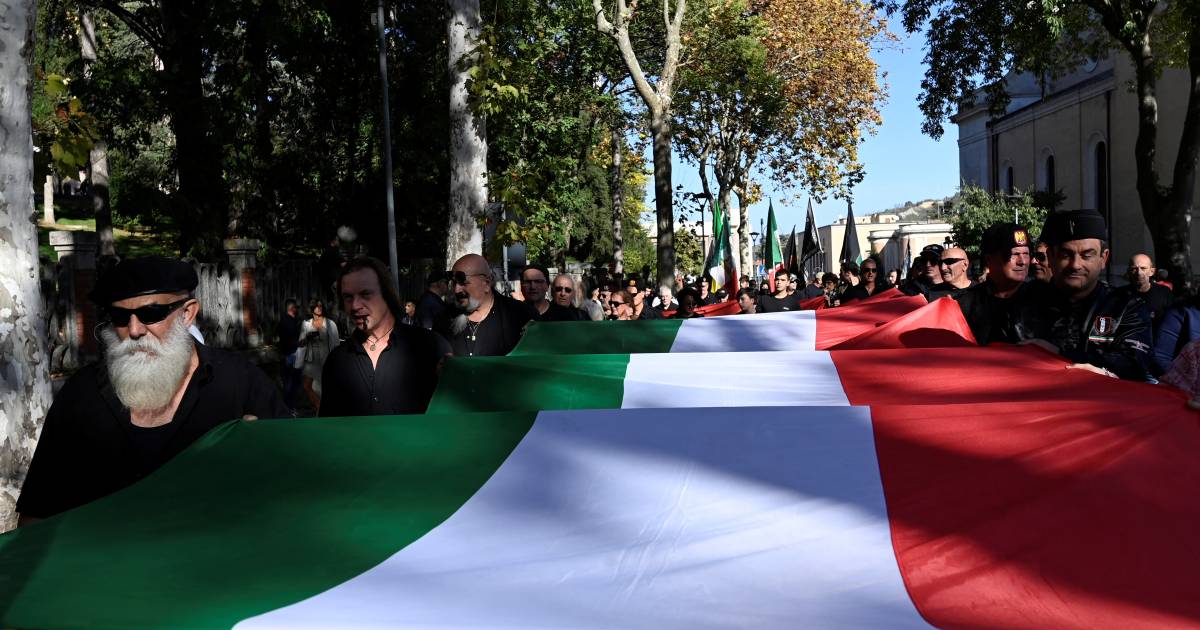 L’Italia commemora Mussolini con striscioni e marce |  All’estero