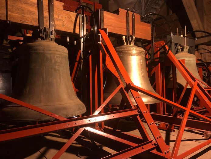 De klokken van het carillon in de toren van de Oldenzaalse Plechelmusbasiliek.