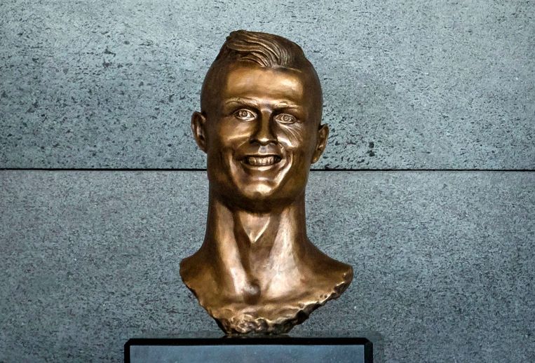 In maart onthulde Christiano Ronaldo deze buste van hemzelf op het vliegveld van het eiland Madeira, waar hij geboren is. Of het geslaagd is, daarover zijn de meningen verdeeld. Beeld EPA