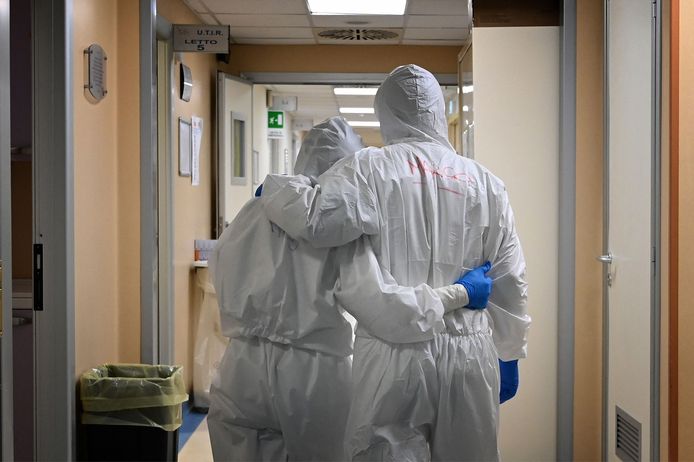 Dokter Marco en verpleegster Manu aan het werk in Rome. Italië werd in april vorig jaar zwaar getroffen door het coronavirus.