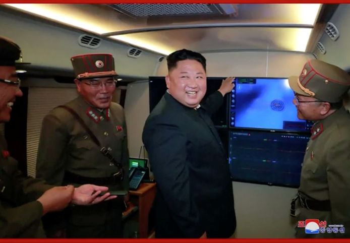 Kim Jong-un bij een scherm dat een lancering op een onbekende locatie laat  zien. Archieffoto.