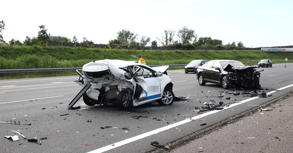 Persoon bekneld bij ernstig ongeval op A2 bij Beesd, forse vertraging voor verkeer.