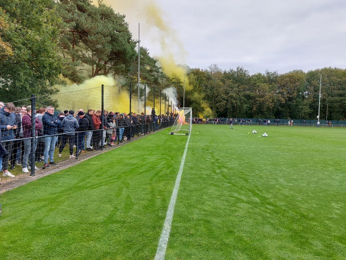 Het publiek stak vuurwerk af tijdens de laatste training van Vitesse voor de derby, in Papendal.