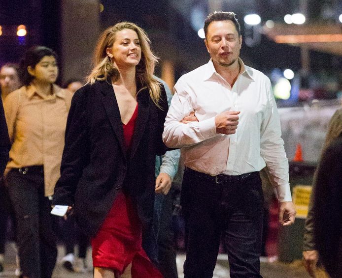 Elon Musk en Amber Heard. Hun relatie begon pas na haar huwelijk, zegt hij.