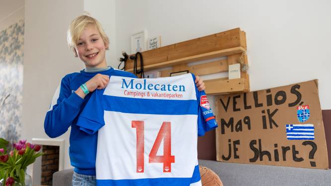 Boet (10) uit Zwolle bemachtigt shirt PEC-spits Vellios na legendarische 13-0: ‘Hij heeft het echt gedragen, dat kun je ruiken’
