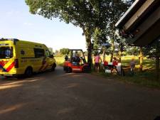 Jongen in rolstoel dankzij heftruck uit sloot gehaald in Langeveen